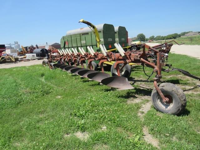 Image of International Harvester 700 equipment image 2