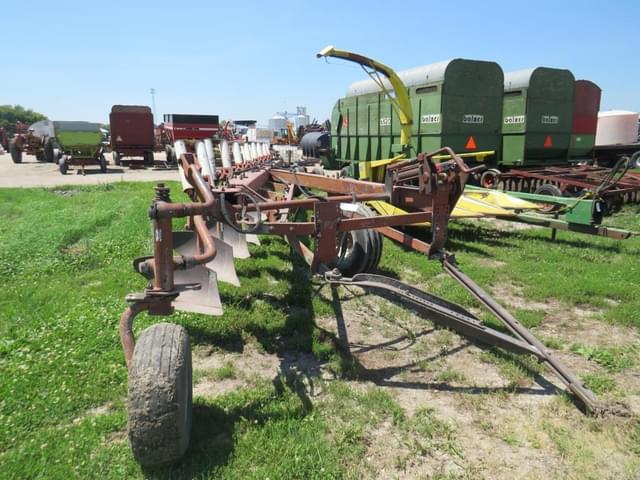 Image of International Harvester 700 equipment image 1