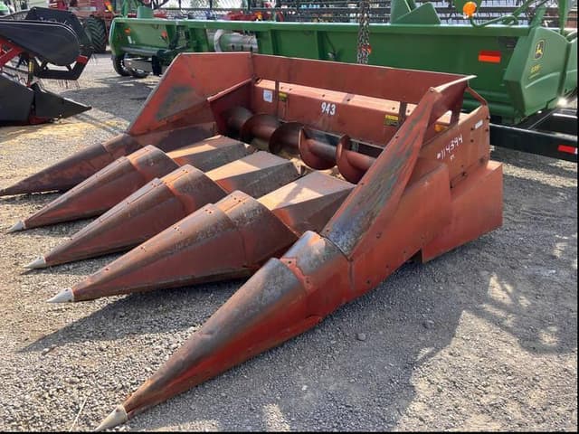Image of International Harvester 943 equipment image 2