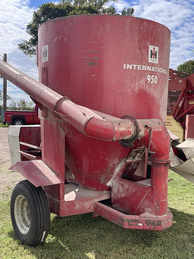 Image of International Harvester 950 equipment image 3