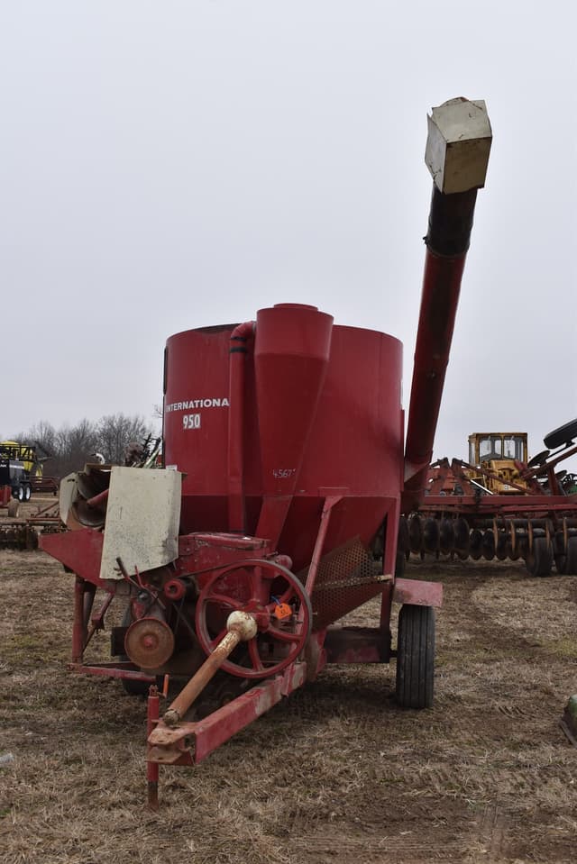Image of International Harvester 950 equipment image 1