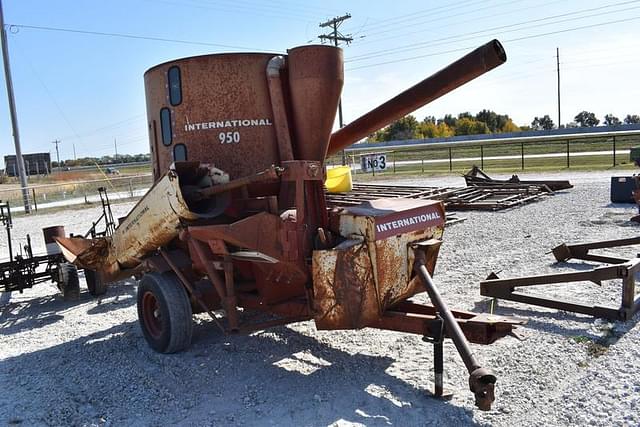 Image of International Harvester 950 equipment image 1