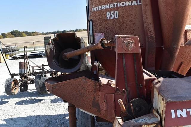 Image of International Harvester 950 equipment image 3