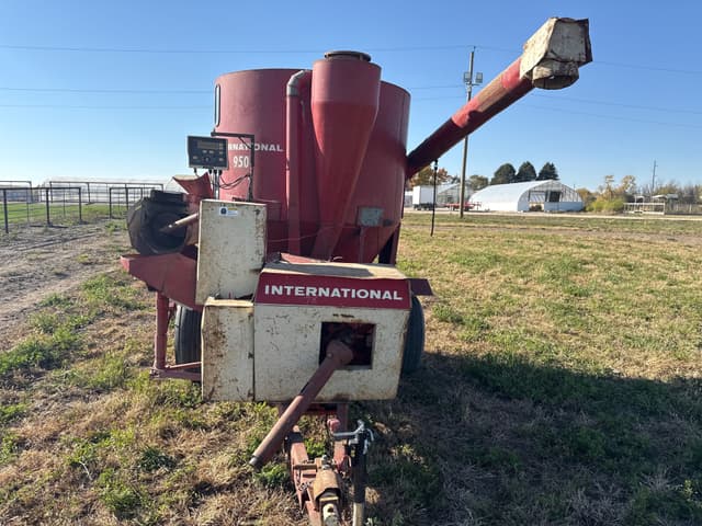 Image of International Harvester 950 equipment image 1