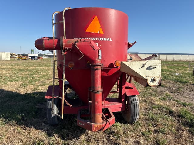 Image of International Harvester 950 equipment image 4