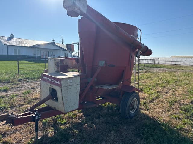 Image of International Harvester 950 equipment image 2