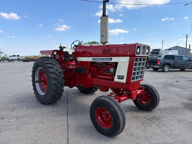 Image of International Harvester 966 equipment image 3