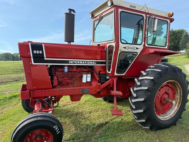 Image of International Harvester 966 equipment image 3