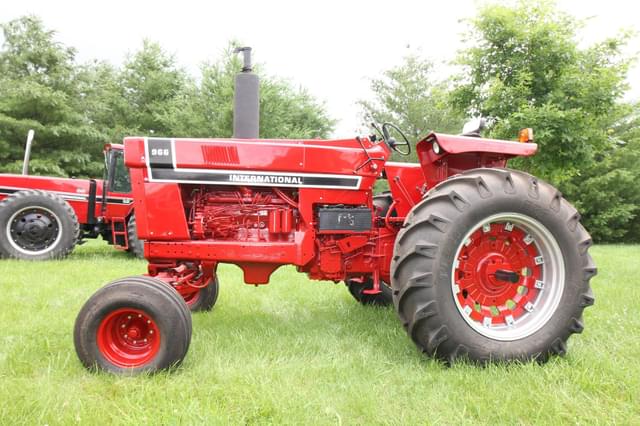 Image of International Harvester 966 equipment image 3