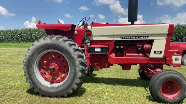 Image of International Harvester 966 equipment image 2