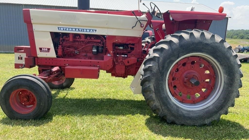 International Harvester 966 Equipment Image0