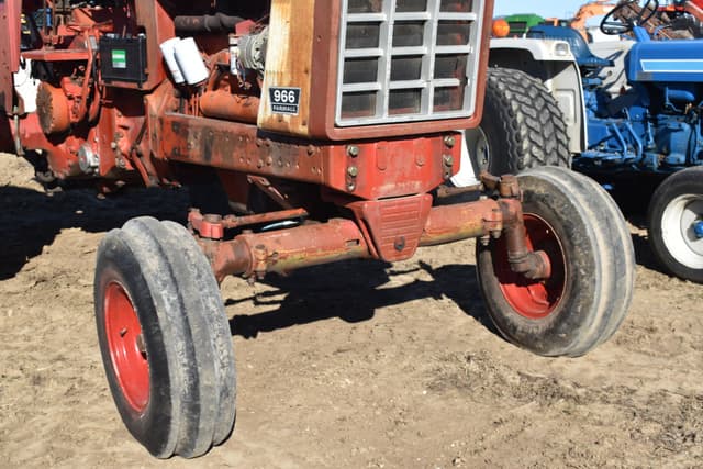 Image of International Harvester 966 equipment image 4