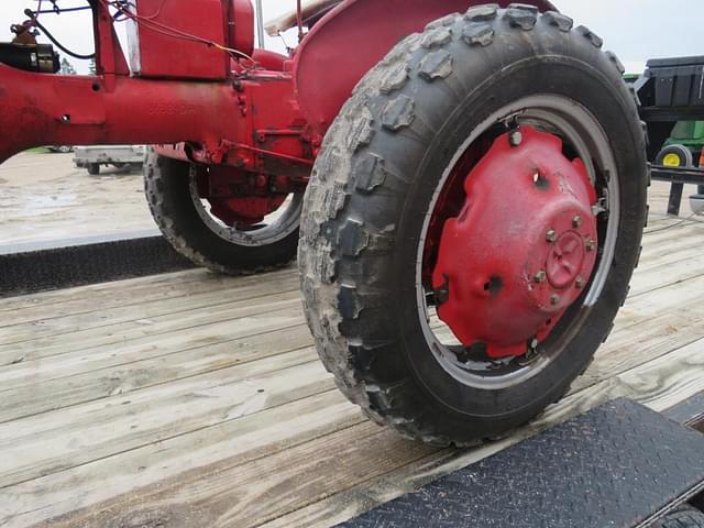 Image of Farmall B equipment image 2
