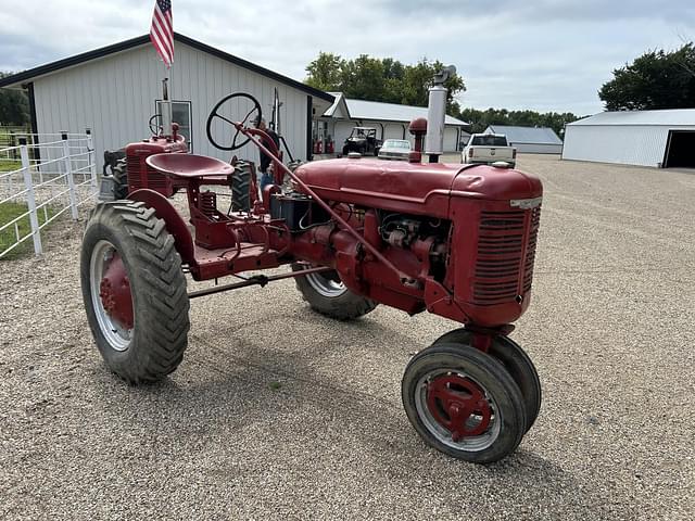 Image of Farmall B equipment image 2