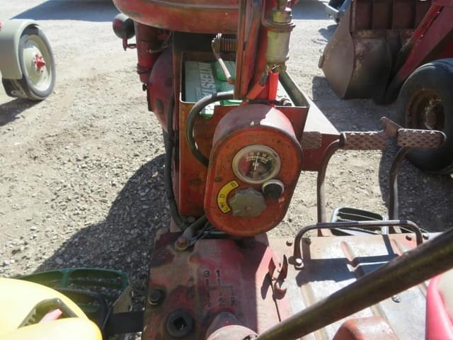 Image of Farmall B equipment image 3