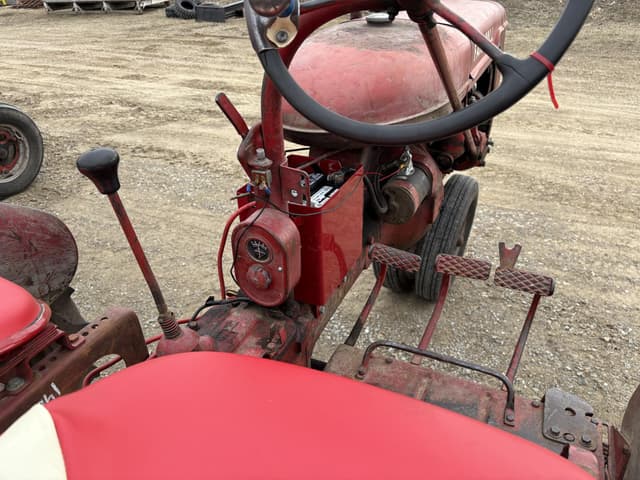 Image of Farmall B equipment image 4