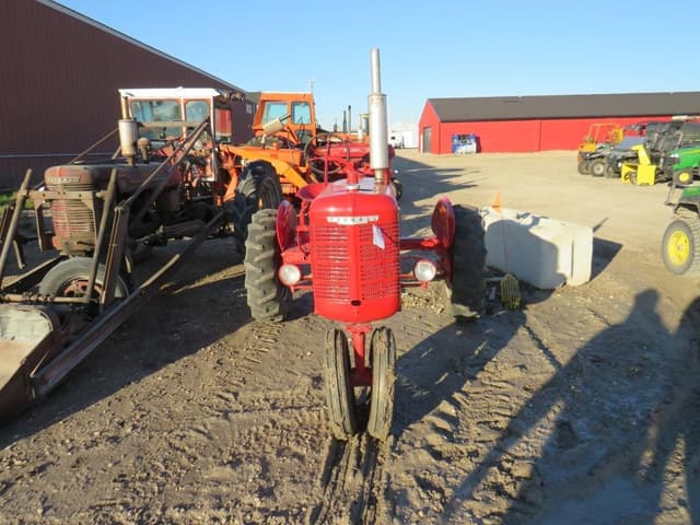 Image of Farmall B equipment image 1