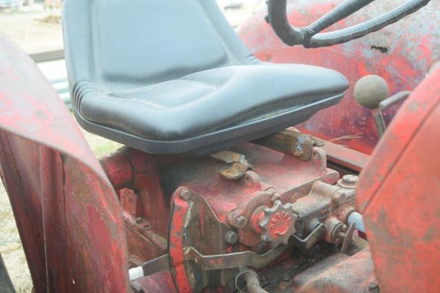 Image of International Harvester B275 equipment image 4