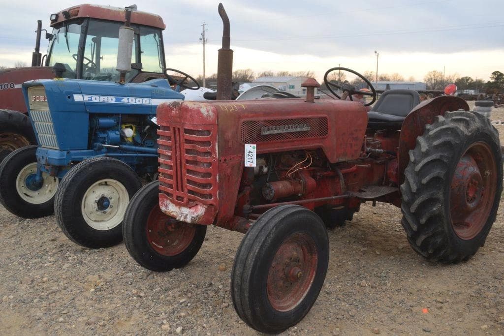 Image of International Harvester B275 Primary image