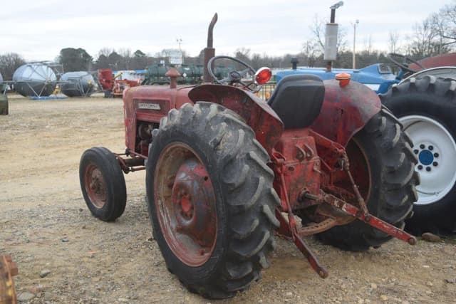 Image of International Harvester B275 equipment image 1
