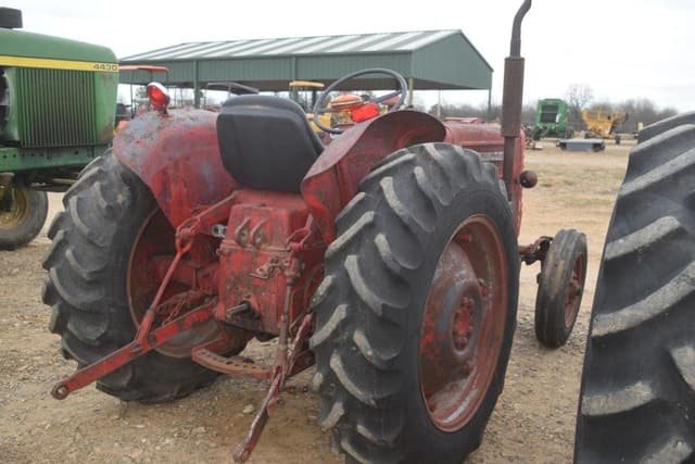 Image of International Harvester B275 equipment image 2