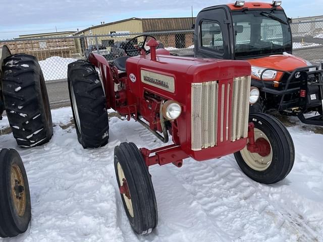 Image of International Harvester B-414 equipment image 3