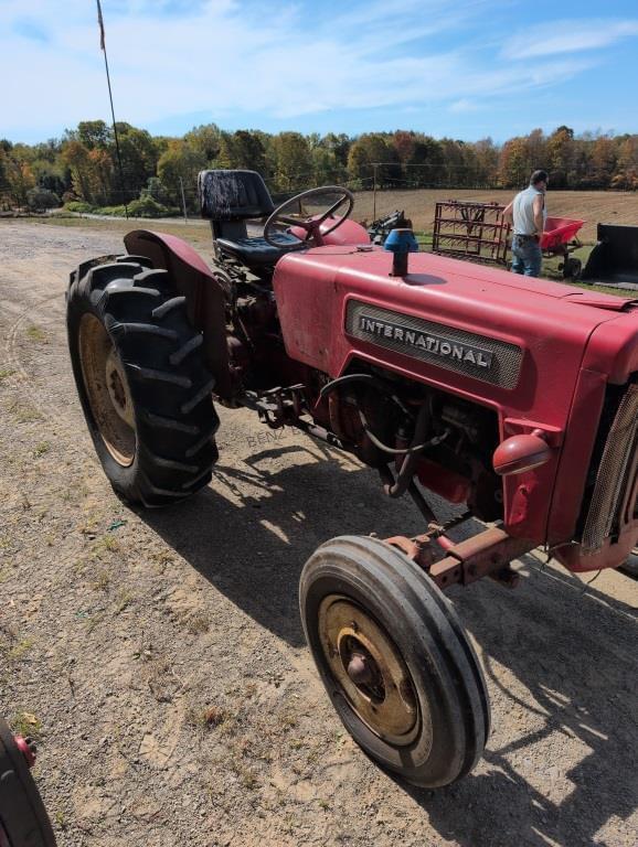 Image of International Harvester B-414 equipment image 4