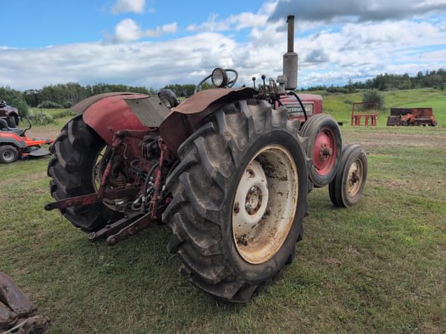 Image of International Harvester B-414 equipment image 4