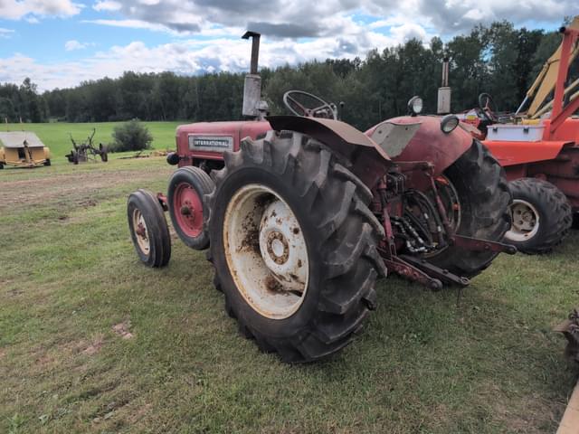 Image of International Harvester B-414 equipment image 2