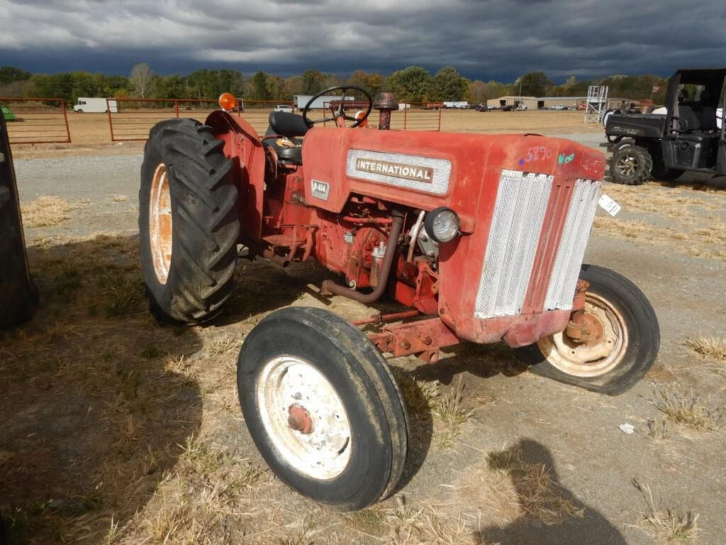 Tractor Zoom - International Harvester B-414