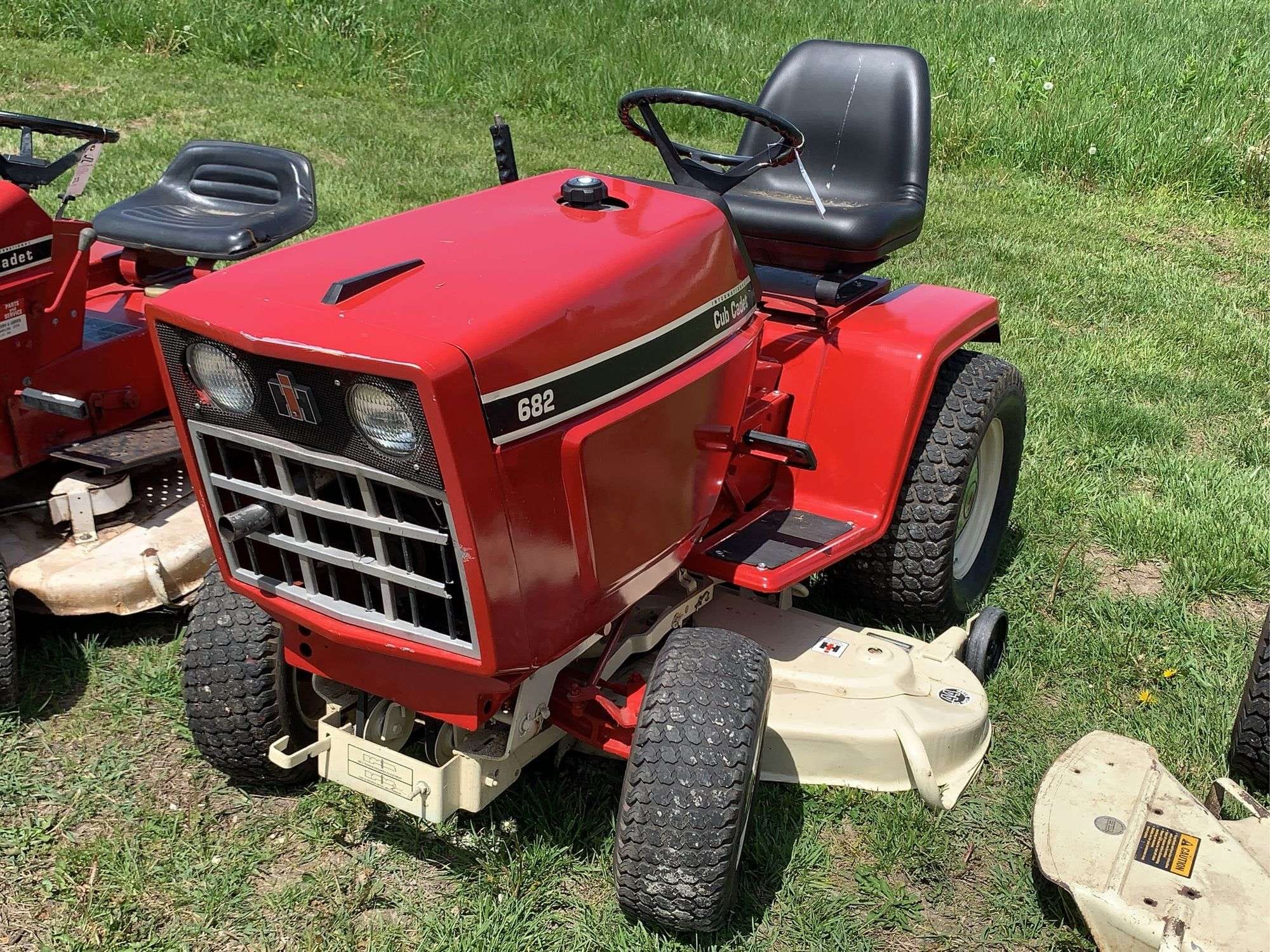 Cub Cadet 682 Equipment Image0