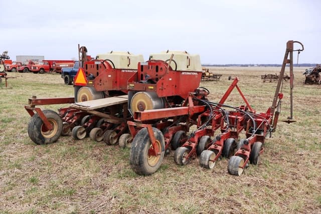 Image of International Harvester 500 equipment image 2