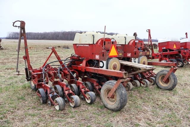 Image of International Harvester 500 equipment image 3