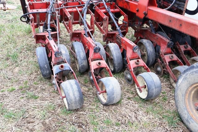 Image of International Harvester 500 equipment image 4