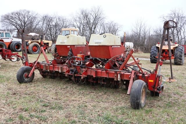 Image of International Harvester 500 equipment image 1