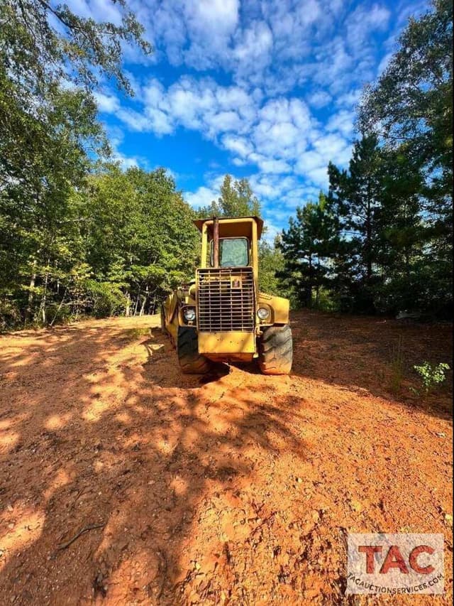 Image of International Harvester E200 equipment image 2