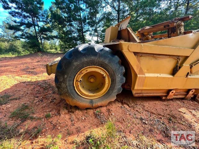 Image of International Harvester E200 equipment image 3