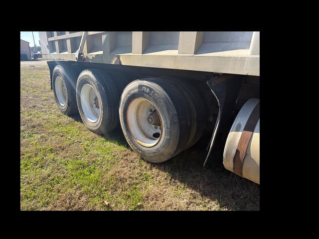 Image of International 9300 equipment image 3