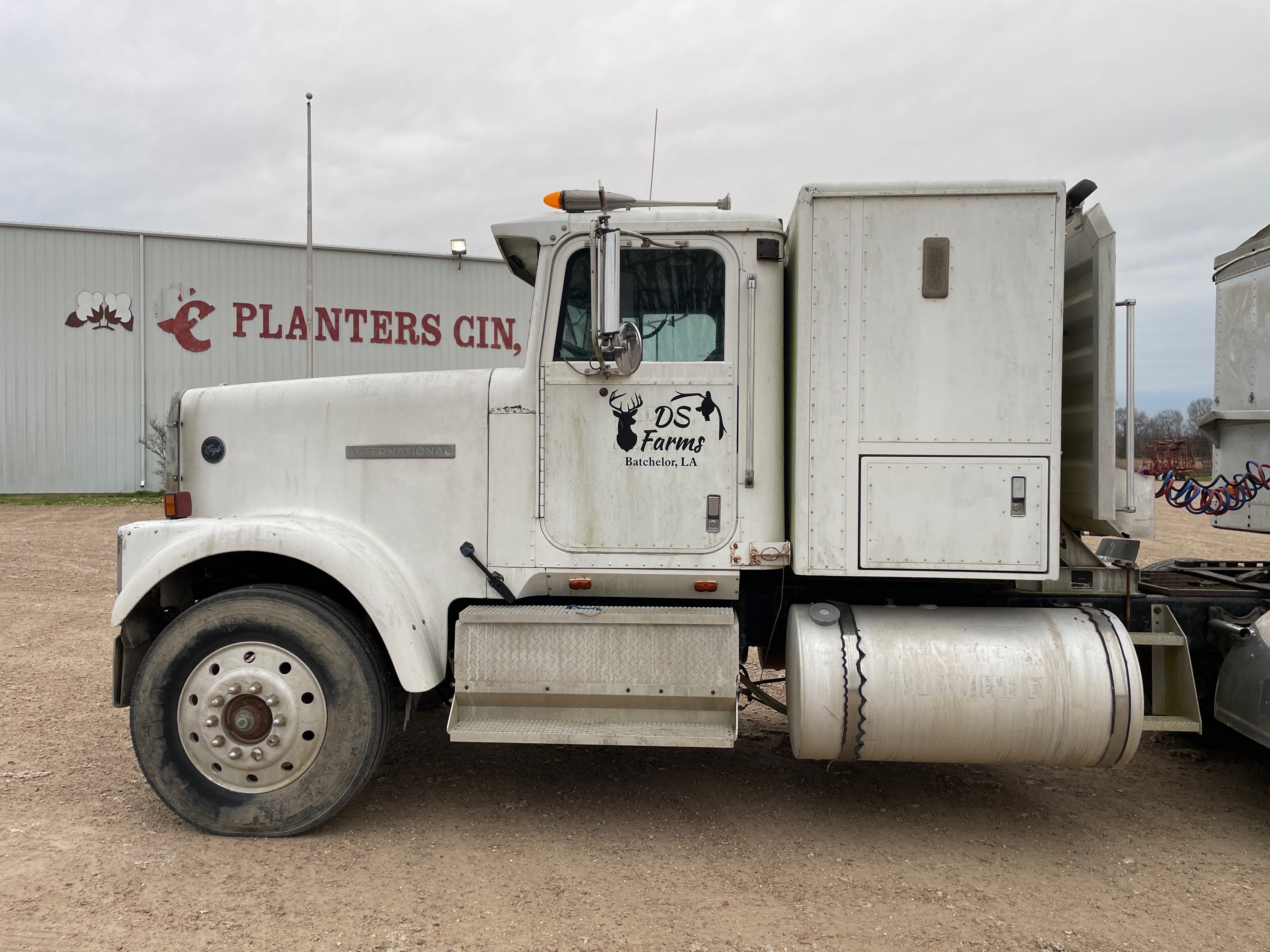 Main image International F9370