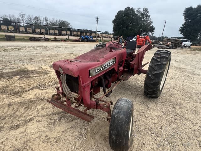 Image of International Harvester B-414 equipment image 1