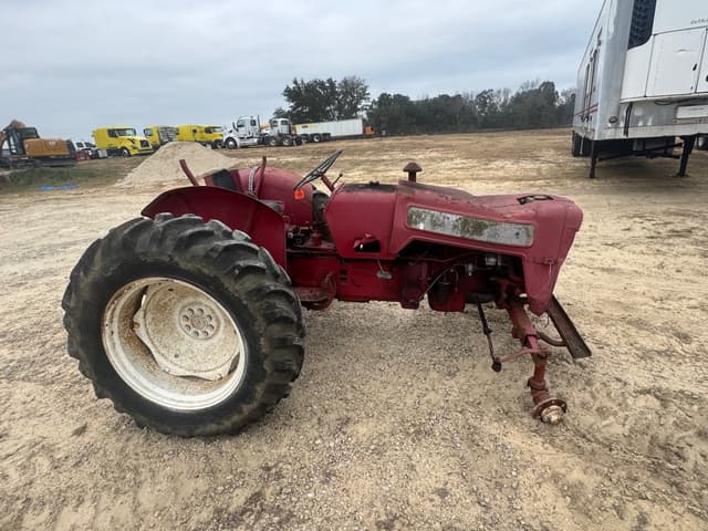 Image of International Harvester B-414 equipment image 4