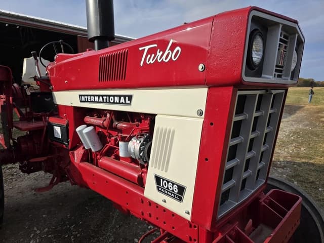 Image of International Harvester 1066 equipment image 2