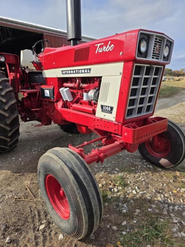 Image of International Harvester 1066 equipment image 1