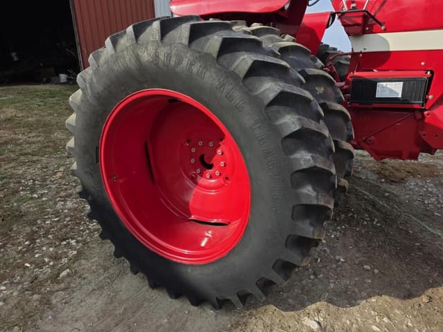 Image of International Harvester 1066 equipment image 4
