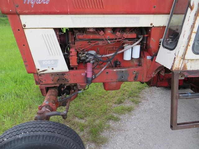 Image of International Harvester 1066 equipment image 4