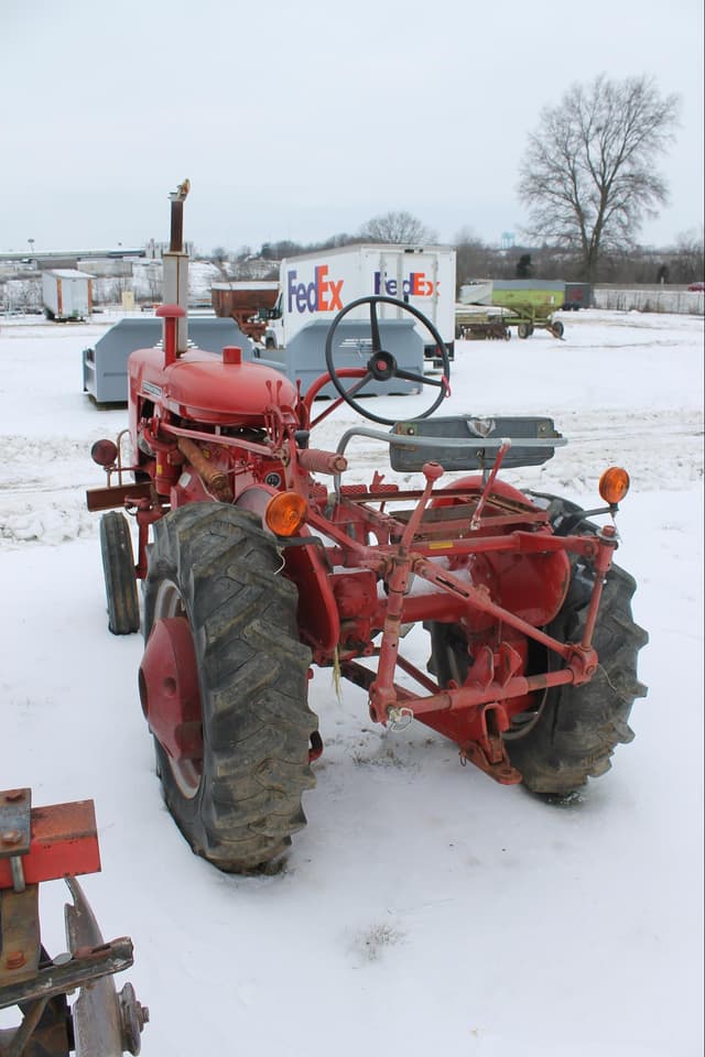 Image of International Harvester 140 equipment image 3