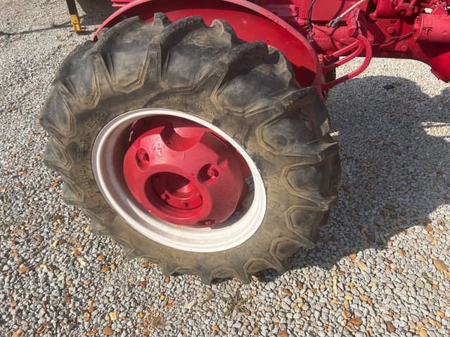 Image of Farmall 140 equipment image 3