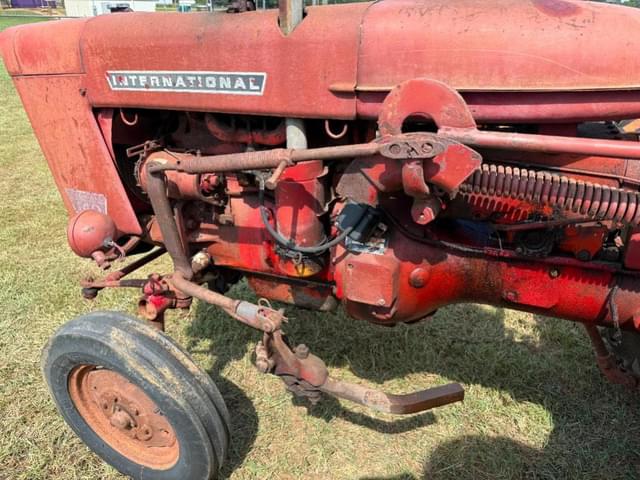 Image of Farmall 140 equipment image 2