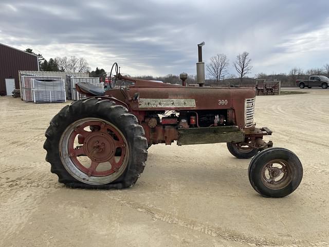 Image of Farmall 300 equipment image 3