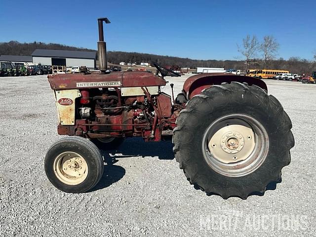 Image of Farmall 340 equipment image 1